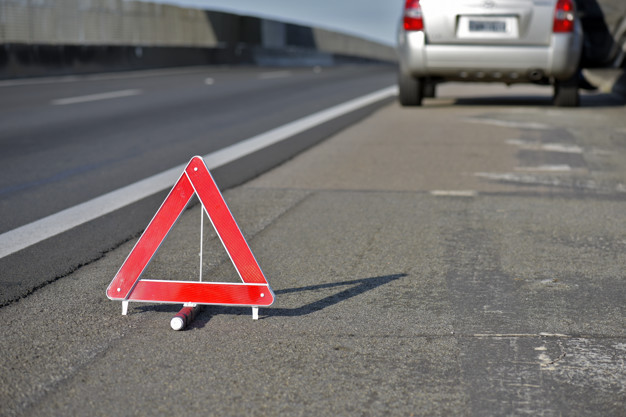 Posto da Árvore 212 SUL - O uso do triângulo de sinalização é importante  para proteger seu carro de acidentes. Ele serve para alertar condutores que  estão vindo de que há um